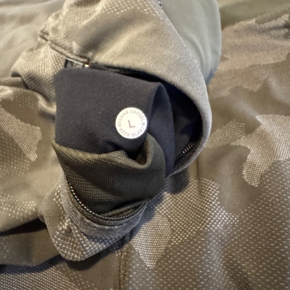Camo Men's Lululemon Shorts - Picture 6 of 9